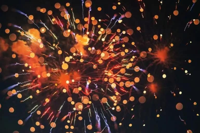 Un feux d'artifice multi-couleurs